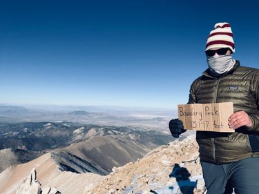 [October 10, 2021] #motivationmonday: Situated halfway between Reno and Las Vegas and coming in at 13,147ft (4,007m), Boundary Peak is Nevada’s highest point! Getting its name from its border with California, this peak requires the use of high clearance 4WD just to reach the trailhead; and its remoteness meant that I was the only person on the trail that day. With fresh snowfall, the 10 mile (16km) round trip & 3,200 ft. elevation gain up the Queen Mine trail made the hike all the more challenging. Combined with the 8 hour round trip drive from Lake Tahoe, this hike made for an extremely long day and one of the most challenging done to date!
.
40 state highpoints down (NC GA MO SC AL MS VA TN AZ FL LA IL IN OH KY AR KS OK NM TX NH VT NY MA CT NJ RI NE CO MI WI MN IA WV PA MD ND SD ME & NV + DC), 10 more to go!
.
#dannygtravels 🌎🏃‍♂️ #boundarypeak #middleofnowhere #nevada #silverstate #california #sierranevada #daybreak #sunrise #reachingnewheights #takeahike #viewsfordays #skycountry #selfie #survival #beimpressive #skyhigh #motivation #ontopoftheworld #highpointers #throwback #autumn #stealmysunshine #allthefeels #letitsnow #allalone #solotravel usa_highpointers highpointersclub highpointersfoundation thehighpointers