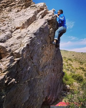 Jessie getting another FA. Just out exploring and putting up new problems yesterday in the Spring Mountain Wilderness. 
#climbing #bouldering #southernnevada #explorenevada