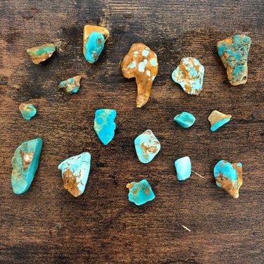 4 days in stage 1 of tumbling 😍💙 They’re wet but I didn’t edit this picture at all. So, so stoked to see how these turn out!
•
•
•
#turquoise #rockhound #rocktumbling #naturalresources #naturalturquoise #ottesonbrothersturquoise #travelnevada #homemeansnevada #rockhoundingnevada ottesonbrothersturquoise wildjaejewelry