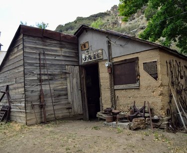 The jail and community center are two of the only original buildings left in Jarbidge after a fire destroyed most of the town. The buildings were built in 1911 and 1910, respectively. The town was the site of the last stagecoach robbery in 1916 and, after murdering the driver and stealing $4,000, Ben Kuhl became the first murderer to be convicted based off of palm print evidence
.
.
.
.
#jarbidge #jarbidgenevada #miningtown #stagecoachheist #dirtroads #dirtroadaccessonly #allroadsleadtofreedom #dfmi #nowherenv
