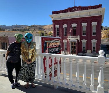 You never know who is going to drop in and #visiteurekanevada #travelnevada #discoveryournevada #ponyexpressnevada #hwy50roadtrip #nevadaskies #mufon #mufonvisitors #elycopperflats