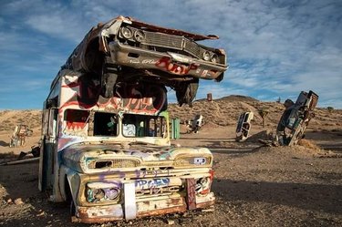 Why we like #Nevada ? Nevada is full of great landscapes, you can enjoy hot springs, #discover ghost towns and cool #art. Like the international car forest next to #Goldfield, where you can stroll around between dozens of car wrecks painted with #graffiti. .
#overland #overlanding #usa #travelnevada #travelblogger #travel #instatraveling #travelblogger #traveldiaries #roadtrip #vanlife
