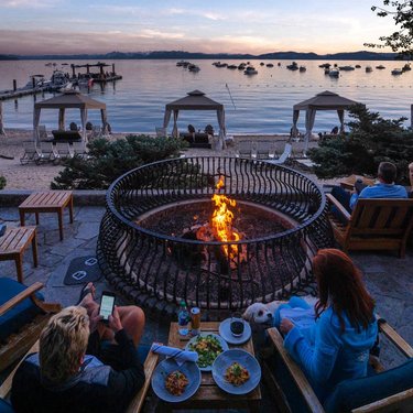 Fireside dining with a view at @loneeaglegrille 🍷 @everchanginghorizon