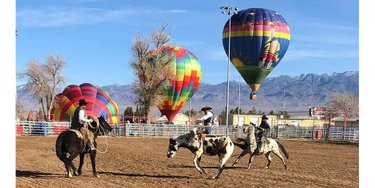 Balloons and broncos! The Pahrump Balloon Festival, Feb. 21-23, also includes a rodeo. Because Nevada! Details on the event here: https://t.co/cyw0mqNme5

#NVTourism @visitpahrump https://t.co/6TCfmhlBV5