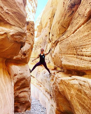 First adventure with slot canyons ! Of course I had to climb em ! #hike #hikenevada #valleyoffire #valleyoffirestatepark #adventure #adventuretime #hikevibes