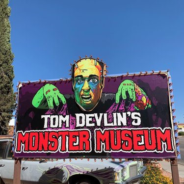 If you haven’t been to Tom Devlin’s Monster Museum yet, go! Go now! It’s super fun and very Halloween-y 👻 They’re in Boulder City right as you cruise into town 🧟‍♂️ tomdevlinsmonstermuseum bouldercitynevada #nevada #travelnevada #bouldercity #roadside #roadsideamerica #roadsideattraction #monster #monstermuseum #tomdevlinsmonstermuseum #horror #horrormovies #halloween #thegypsylark
