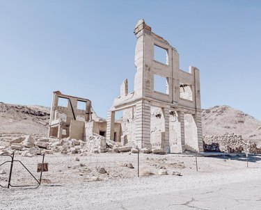 Number 2 of a 3 part series of the #Rhyolite ghost town ✌🏼👻 
•
Rhyolite, Nevada (near Death Valley, California) is a ghost town that was a booming mining town in the late 1800s/early 1900s. ⛏🧨 There are dilapidated houses and buildings that are still “standing” and they’re incredibly interesting 😍
•
(Fun Fact: just before Rhyolite, there’s an outdoor art gallery called The Goldwell Open Air Museum; pics on that later!)
•
[swipe👉🏼]
1: ruins of a building (I can’t remember exactly what the building is)
2: the train depot 
3: train depot from the side 
4: side entrance of depot 
•
The REALLY cool pictures will be in the next post 😉😉
•
•
📍Rhyolite Ghost Town
Beatty, Nevada
[off HWY 374]
•
#rhyolitenevada #rhyolite #travelnevada #weirdnevada