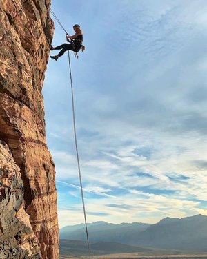 This was about as perfect a weekend as anyone could ask for. Climbed for 3 days straight at Red Rocks and spent quality time with some of my favorite people. So many amazing photos and stories to share. I’ve mentioned before that I’m learning to build and clean anchors and this is me rappelling after my 5th official clean and I suppose my 5th time rappelling as well! I’m really enjoying visiting all my regular hiking spots and seeing them as a climber. Next stop, Joshua Tree! .
.
.
📷: evadventureproject .
.
.
.
#redrockcanyon #redrocks #redrocksclimbing #nevada #nevadaclimbing #climbing #rockclimbing #climbon #onbelay #wallsaremeantforclimbing #climbinggirls #climbingismypassion #adventuretime #adventurelikeyougiveadamn #getoutside #exploremore #optoutside #lifeofadventure #outdoorwomen #azwcc #rockclimbingwomen #livebravely #flashfoxy #climbingwomen #wildernessculture #sendit #unitedwesend