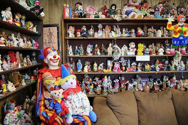 The check-in area at The Clown Motel in Tonopah, NV. Not creepy at all.
•
•
•
•
•
•
#clownmotel #hoteldesign #clowns #themehotel #dfmi #howtonevada #besthotels #uniquehotels #roadtripusa #americanroadtrip #travelusa #uniqueplaces #beautifuldestinations #beyondvegas #motellife #roadsideattraction #roadtrippers #insearchofquirk #wheretostay #mytinyatlas #passionpassport #roadtrippers #travelgram #wanderlust #onlyinnv #bestoftheday #roadsideattraction #roadsideamerica #insearchofquirk #discoverusa