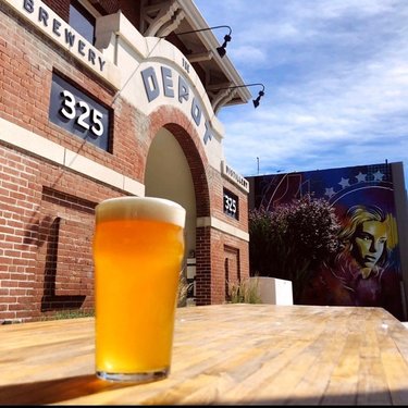 Seems like the warm sunny days could be coming to an end 🌤 so let’s appreciate the days on the patio while we can! ⁣
⁣
𝗢𝗣𝗘𝗡 𝟯-𝟭𝟬 𝗣𝗠⁣
𝗛𝗔𝗣𝗣𝗬 𝗛𝗢𝗨𝗥 𝟯-𝟱 𝗣𝗠