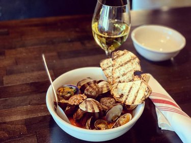 Whether it’s an appetizer or an entree, our Basque Style Clams with garlic confit, @libertyexchange Basque chorizo and grilled ciabatta are a perfect pick! @luposomm wine pairing would be a vibrant and crisp glass of Tormaresca Chardonnay.

-

We are open Tuesday - Thursday 11:30 am until 8:00 pm and Friday - Saturday 11:30 am -8:30 pm for dine-in, takeout and curbside services. Give us a call or visit our website to make reservations. 
We are now offering services through DoorDash!

-

Call: 775-461-0442
Online: CucinaLupo.com

-

#cucinalupo #carsoncity #localisbetter #downtowncarsoncity #foodie #clams #tormaresca #chardonnay #appetizer #entrée