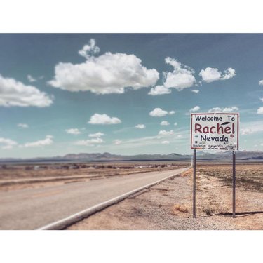 🛸🛸🛸 Welcome to Rachel, Nevada. Population: Human: Yes / Alien: ?? 🛸🛸🛸 #rachelNv #rachelnevada #extraterrestrialHighway #EThighway #area51 #ufozone #ufo #ovni #nevada375 #highway375
