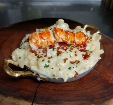 Craving something cheesy and decadent? Make your reservations now for Gordon Ramsay Hell's Kitchen and treat yourself to some baked macaroni & cheese with smoked gouda, crispy prosciutto, topped off with butter poached lobster! 🦞 #FoodieFriday