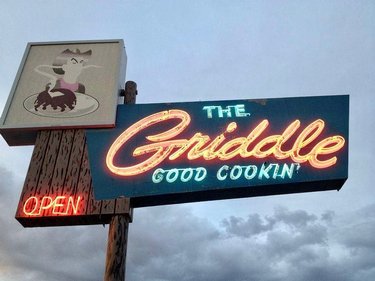Diner classic since 1948 🍒
——-
Always great to stop at a classic dinner when road tripping. Here from The Griddle in the small town of Winnemucca, Nevada. One of Nevada’s original diners. Was a nice stop on the way to Utah.
.
.
.
#blastfromthepast #roadtrip #neonsign #neonsigns #diner #dinersigns #vintagesign #retrosign #retrosigns #colortv #vintagesign #hotelsign #motelsign #motelsigns #motelsignage #retro #retrolove #retrostyle #midcentury #midcenturymod #midcenturysign #1950s #1940s #vintage #lookingupatthesky #coolfont #winnemucca #winnemuccanevada #nevada #visitnevada