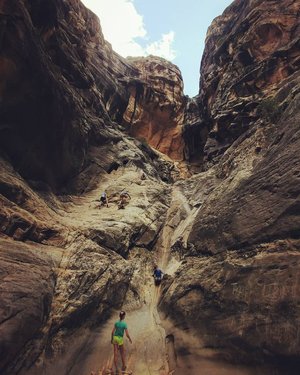 How do you like your canyons? Scrambled.
_______________________________
#desertlife #desertphotography #desolate #nevada #nevadadesert #redrockcanyon #getdirty #mountainadventures #mountainstories #desertdust #naturalbeauty #blissjunkie #naturephotography #adventuregirl #optoutside #earthtones #instgood #ig_mood #roadtrippers #vacation  #covidvacation #usa #currentsituation #hiking #fambam #iceboxcanyon #redrockcanyon #lasvegas #scrambling #bouldering