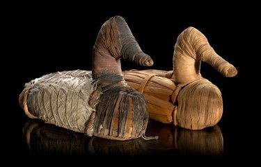 Did you know the oldest duck decoys in the world hail from Lovelock Cave, Nevada? These tule reed decoys, embellished with feathers, date back more than 2,000 years.

#GreatBasin #NativeArt #IndigenousArt #Tule #NevadaArt #duckdecoys 

https://www.reviewjournal.com/news/oldest-duck-decoys-anywhere-found-in-lovelock-cave/
