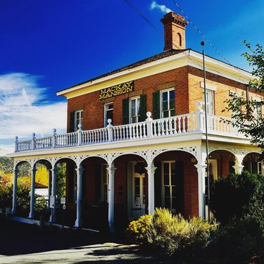 Stop #8 on our Virtual Road Trip is the Mackay Mansion in Virginia City, Nevada! Get a feel for an Old West mining town at one of the only original structures to survive an 1875 fire. Ever wonder here the Hearst family got their money? Click the link in bio to learn more and follow us as we map the connections to our next stop. Let’s go! 🚘