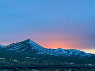 Appreciating nature’s beauty..., and no two sunsets are ever the same🎨👌🏼... #sunset #amazing #naturesart #landscape #mountains #snow #view #winter #nevada #scenic #likeapainting #awesome #colors #desert #desertlife #ig_sunsetshots #explore #adventure #photography #artofvisuals #hot_shotz #roadtrip #traveller #sun #skyporn #carpediem #silhouette #carpediem #imagstaryou #sky #ig_captures