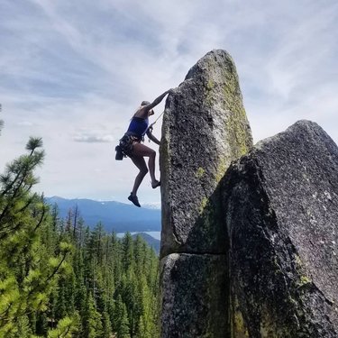 Climbing up the rock had some tough crux moves but that turned out to be the easy part! standing on top was no effin joke, body litterally said HELL NO!!! #itried #goclimbarock #laketahoe #girlslikebigrocks 
thank you so much for taking me to this breathtaking crag cr_harland
avojohno
Stoke was high and I enjoyed every minute of the day, even the super sweaty hike up 🤣😅🍻.
.
.
.
.
.
.
.
.
.
.
.
.
.
.
#dfmi #howtonevada #keepnevadawild #keepitstrange #rockclimbing #adventurenation