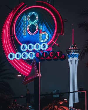 Do you have a favorite place to go to in the Arts District?
Today’s feature: @boogie.702 

@vegasshooters #vegasshooters

#vegas #lasvegas #strip #vegasstrip  #travelnevada #desertvibes #highrollervegas #vegasphotographer #strip #downtown #desertvibes #lasvegasphotographer #nevada #artsdistrictlv #photography #photographer