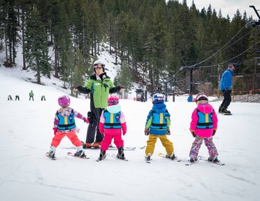 Crianças aprendendo a esquiar são uma das coisas mais fofas do mundo e eu posso provar.
.
.
.
diamondpeak travelnevadabr travelnevada #travelnevada #ski #travel #viagem