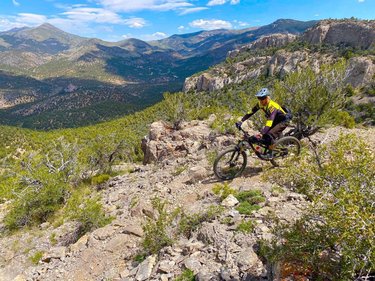 Certainly a fun unexpected trail just outside of Ely Nevada. Twisted pines loop at Cave lake state park delivered. #pedalforpeace #Bikesarecool #Nevadastateparks #getaboveitall #Elyvated #foxmtb #kaliprotectives #scottbikes