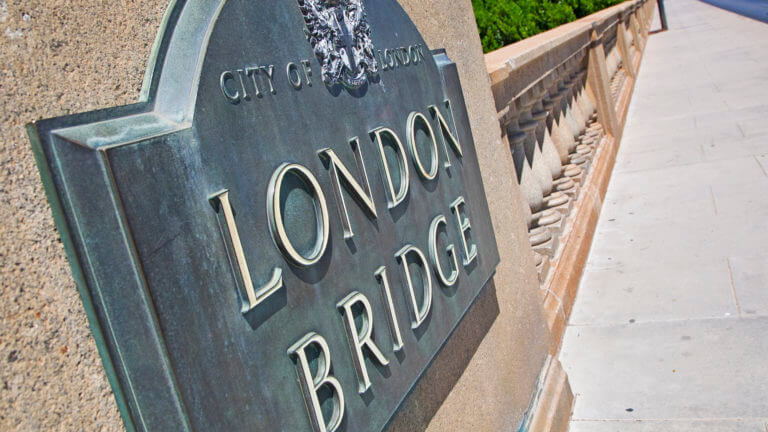 london bridge plauqe